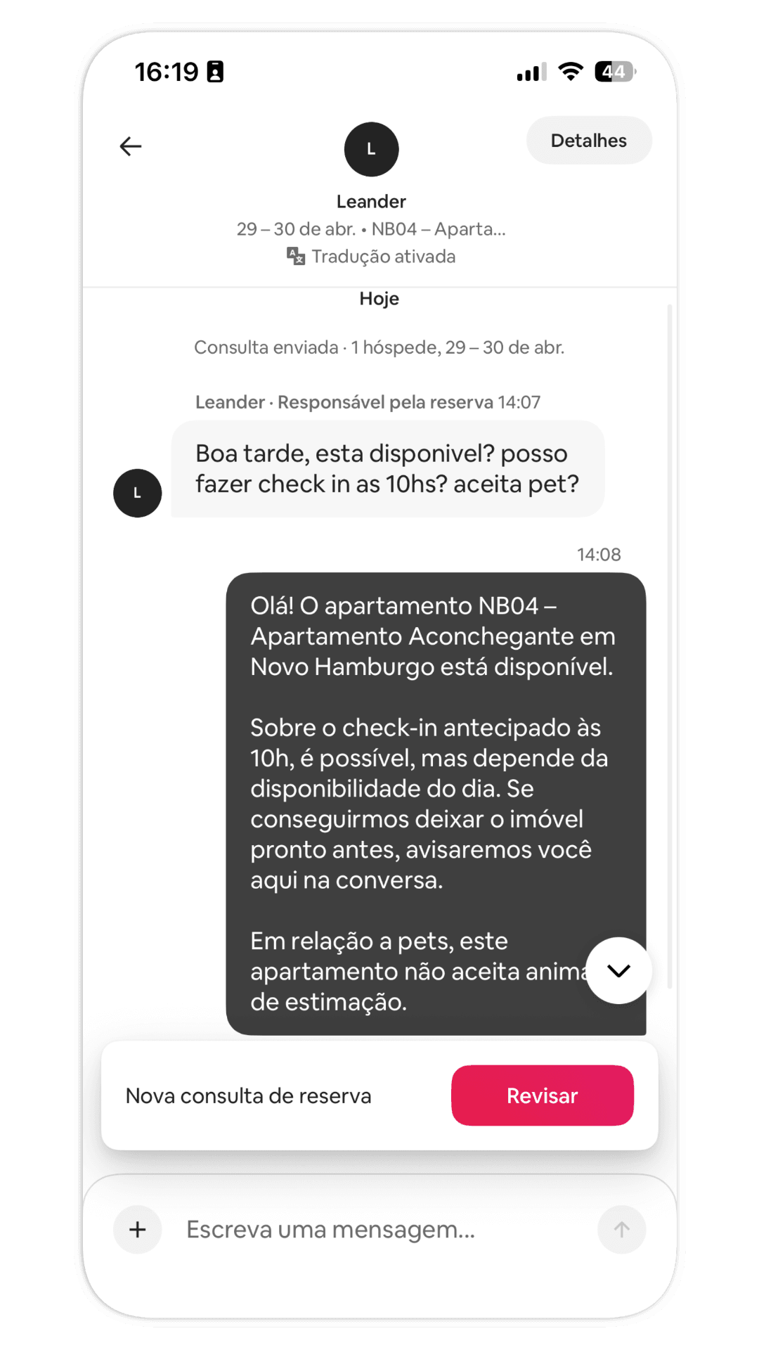 Mockup iPhone — conversa Airbnb respondida pela Nia